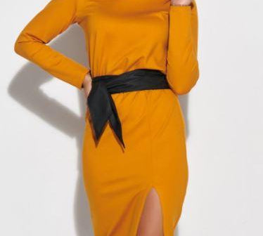 Fitted Dress with slit macadamia